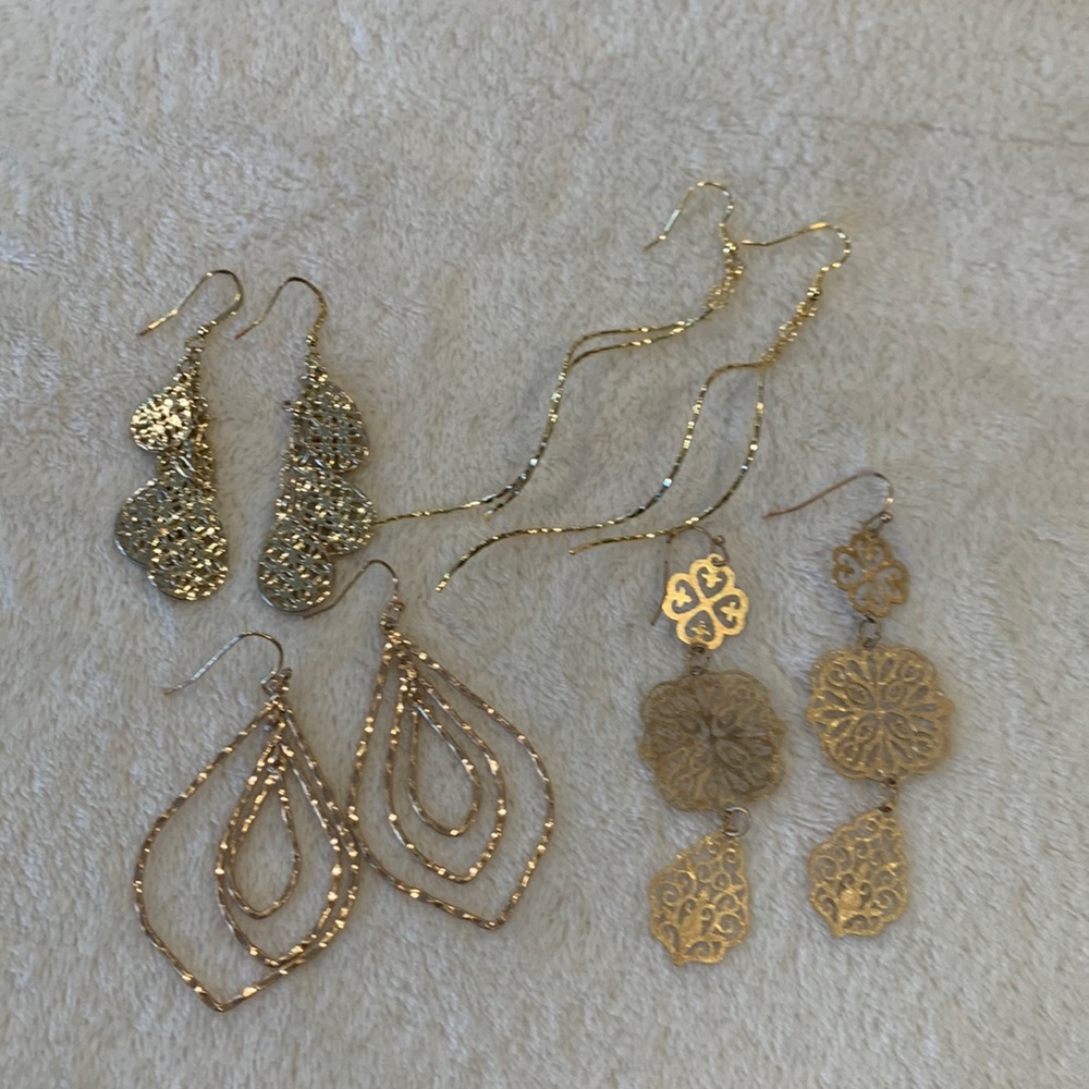 Set a four gold earrings